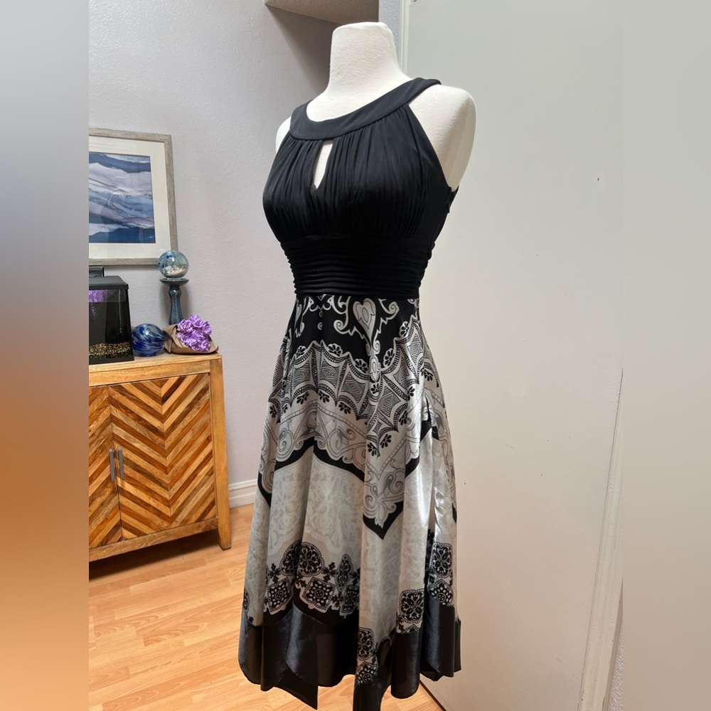 Signature by sangria size 6 dress flattering keyhole